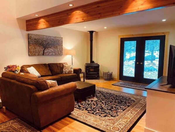 Smart TV, fireplace, DVD player