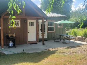 Outdoor dining - Charming Farmhouse at the base of the Uinta-Wasatch-Cache National Forest. (Peoa)