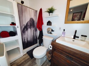 Shower, hair dryer, towels, soap - Charming Farmhouse at the base of the Uinta-Wasatch-Cache National Forest. (Peoa)