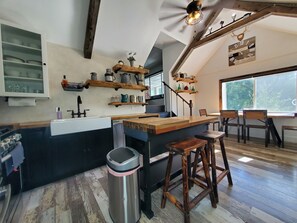 Fridge, microwave, oven, stovetop - Charming Farmhouse at the base of the Uinta-Wasatch-Cache National Forest. (Peoa)