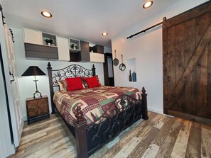 3 bedrooms, desk, iron/ironing board, free WiFi - Charming Farmhouse at the base of the Uinta-Wasatch-Cache National Forest. (Peoa)