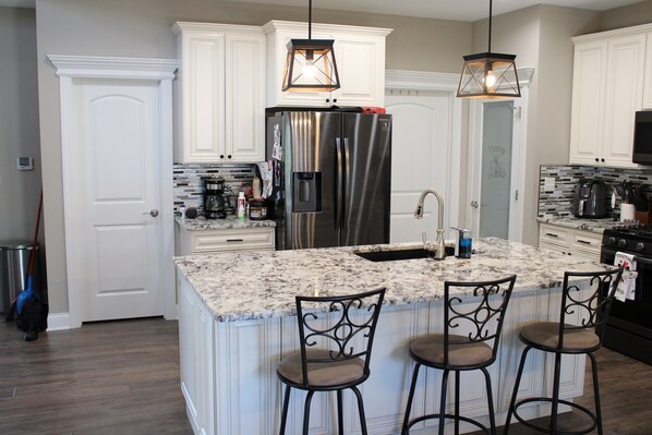 冷蔵庫、電子レンジ、オーブン、コンロ