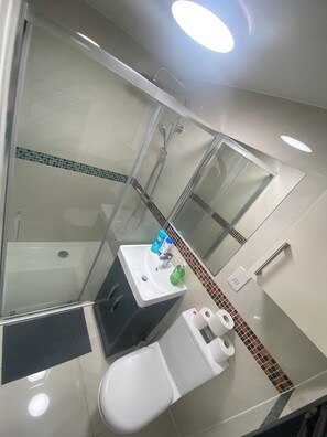 Dusj, hårføner, håndklær og såpe