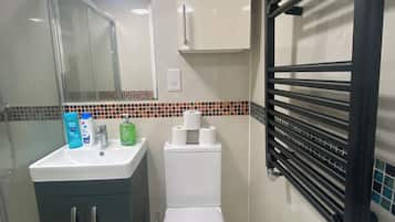 Douche, sèche-cheveux, serviettes fournies, savon