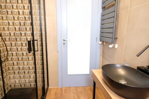 Douche, sĂšche-cheveux, bidet, serviettes fournies