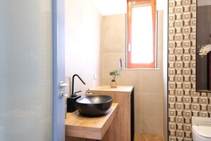 Een douche, een haardroger, een bidet, handdoeken