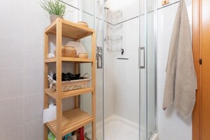 Shower, hair dryer, bidet, towels