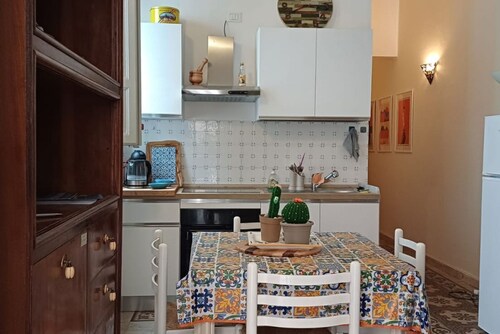Cozy apartment of about 55 square meters, able to accommodate up to 6 people, located on the 2nd floor of a building (NO LIFT). The apartment is located in a strategic area as it is only 180 meters from the station, 800 meters from the historic center an