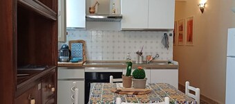 Cozy apartment of about 55 square meters, able to accommodate up to 6 people, located on the 2nd floor of a building (NO LIFT). The apartment is located in a strategic area as it is only 180 meters from the station, 800 meters from the historic center an