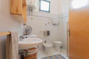 Douche, sèche-cheveux, bidet, serviettes fournies