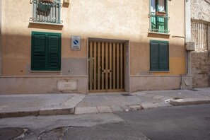 Exterior detail - GuestHost - Cozy apartment of about 55 square meters, able to accommodate up to 6 people, located on the 2nd floor of a building (NO LIFT). The apartment is located in a strategic area as it is only 180 meters from the station, 800 meters from the histor (Trapani)