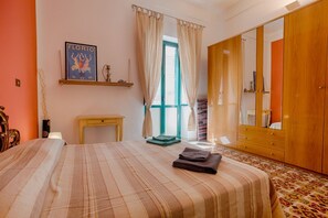 2 slaapkamers, een strijkplank/strijkijzer, beddengoed
