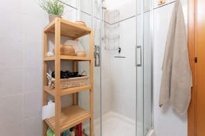 Douche, sĂšche-cheveux, bidet, serviettes fournies