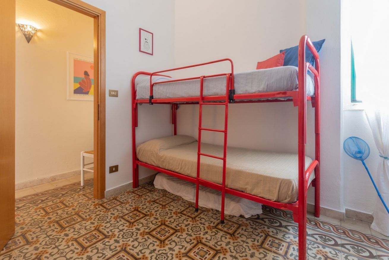 2 عدّة غرف نوم ومكواة/لوح كي وملاءات أسرّة