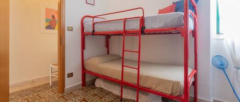 2 عدّة غرف نوم ومكواة/لوح كي وملاءات أسرّة