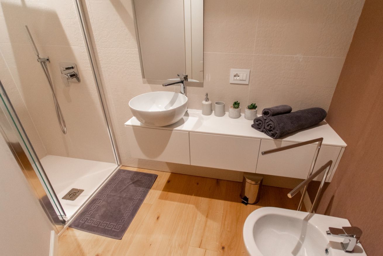 Doccia, asciugacapelli, bidet, asciugamani