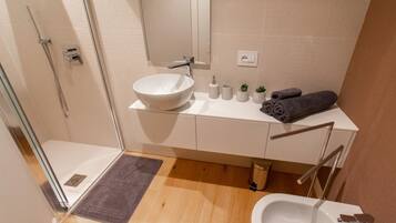 Doccia, asciugacapelli, bidet, asciugamani