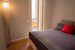 2 bedrooms, iron/ironing board, internet, bed sheets