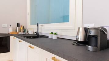 Frigorifero, microonde, forno, piano cottura