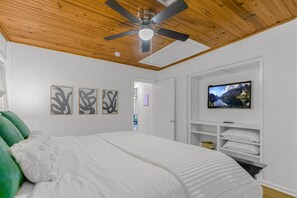 2 bedrooms, iron/ironing board, WiFi, bed sheets - Life on Locust - Downtown Dickson Street & U of A Retreat. 1mn walk to Dickson (Fayetteville)