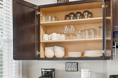 Bright 3BR near downtown with 2 private balconies, free parking, and a spotless, well-designed space. Easy access to stadiums, hospitals, and dining.