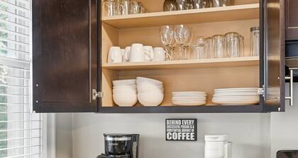 Bright 3BR near downtown with 2 private balconies, free parking, and a spotless, well-designed space. Easy access to stadiums, hospitals, and dining.