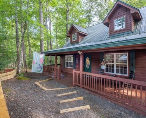 Serenity Cabin with Fireplace 