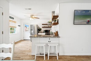 Kjøleskap, mikrobølgeovn, ovn og kokeplater