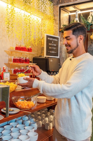Desayuno continental incluido todos los días . MONTREAL MAGDALENA HOTEL