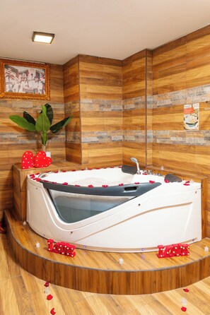 Escritorio, espacio para trabajar con laptop y wifi gratis 