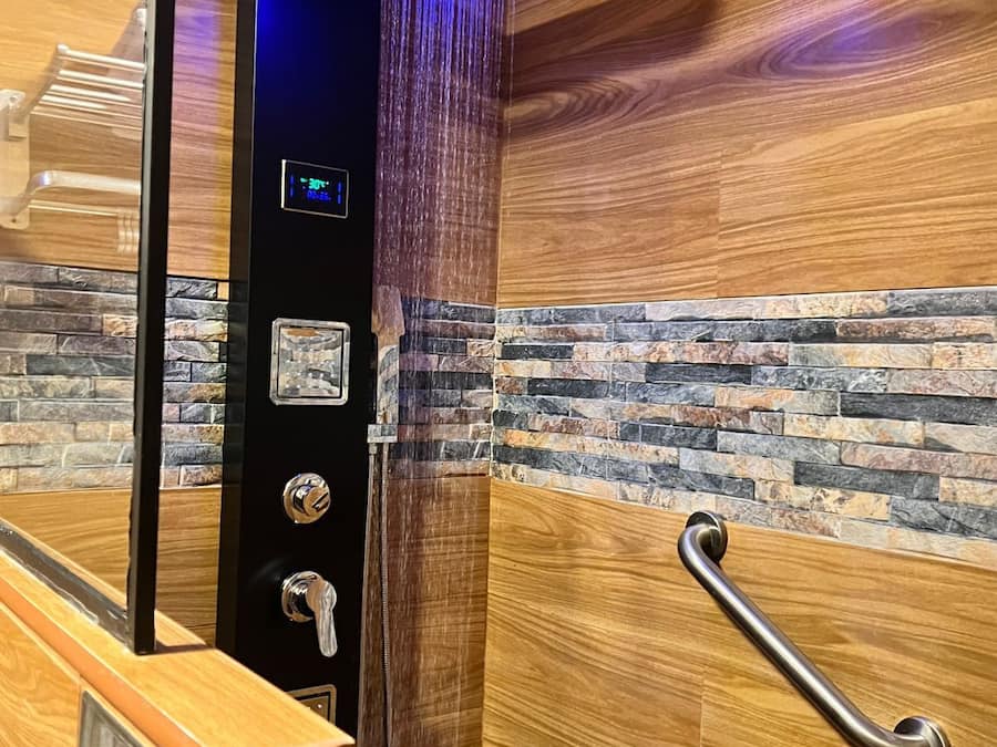 Douche, articles de toilette gratuits, serviettes fournies