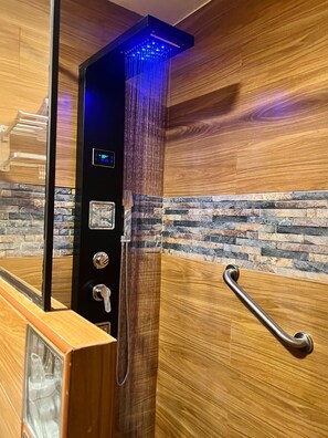 Chuveiro, produtos de toalete grátis, toalhas de banho 