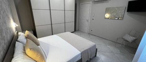 1 slaapkamer, een kluis op de kamer, een bureau