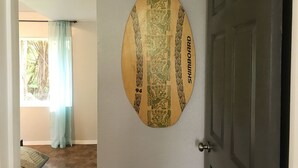 A door with a decorative panel featuring a map and the text "SKIMBOARD 94". - Puolani Iki-Sweet lil cottage near National Park (Volcano)