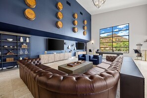 スマートテレビ、暖炉、卓球台、ステレオ