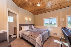 Iron/ironing board, WiFi, bed sheets - Honeymoon Cottage - King, Jetted tub, Private (Sequim)