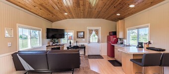 Honeymoon Cottage - King, Jetted tub, Private
