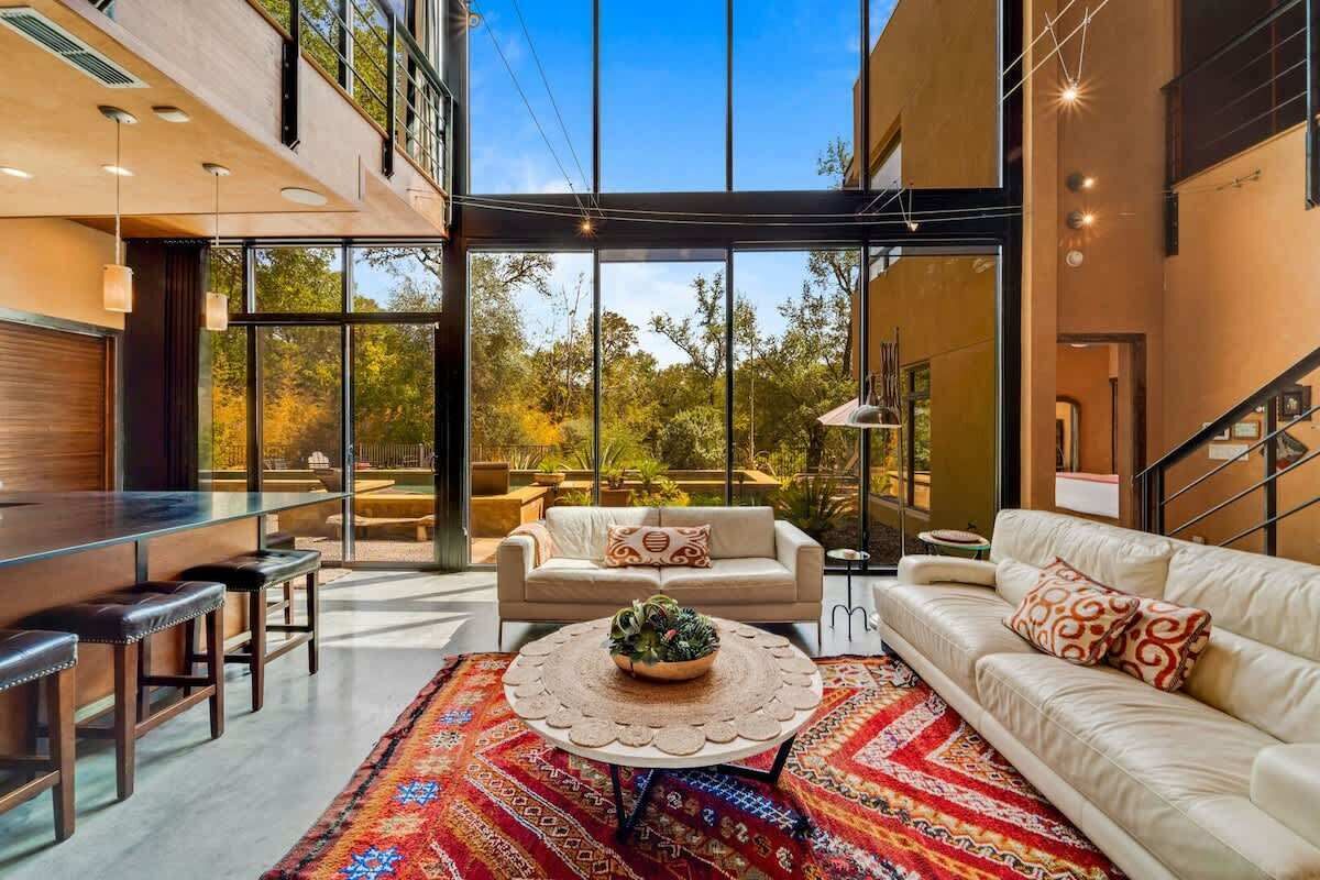 Televisión y oficina 