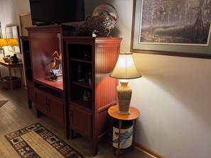 A living room with a television, a lamp, and a framed picture on the wall. - River Retreat on the Nottely river in Blairsville, GA. Fishing&Hiking Lic#033210 (Blairsville)