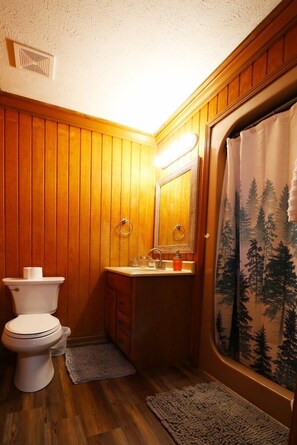 Douche, sĂšche-cheveux, serviettes fournies, savon