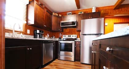 Couples Retreat! Cozy apartment in downtown Helen, GA.