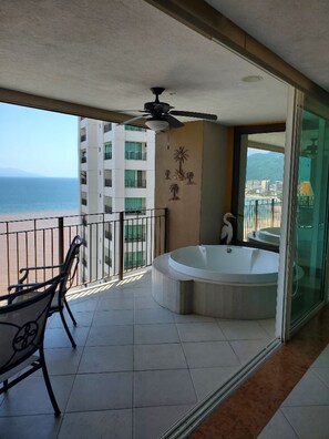 Outdoor spa tub - Grand Venetian Condo/Hotel Zone (Puerto Vallarta)
