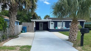 Una casa con garage, vialetto e cassetta postale.