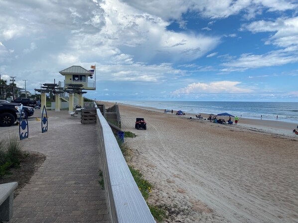 Playa en los alrededores, camastros y toallas de playa