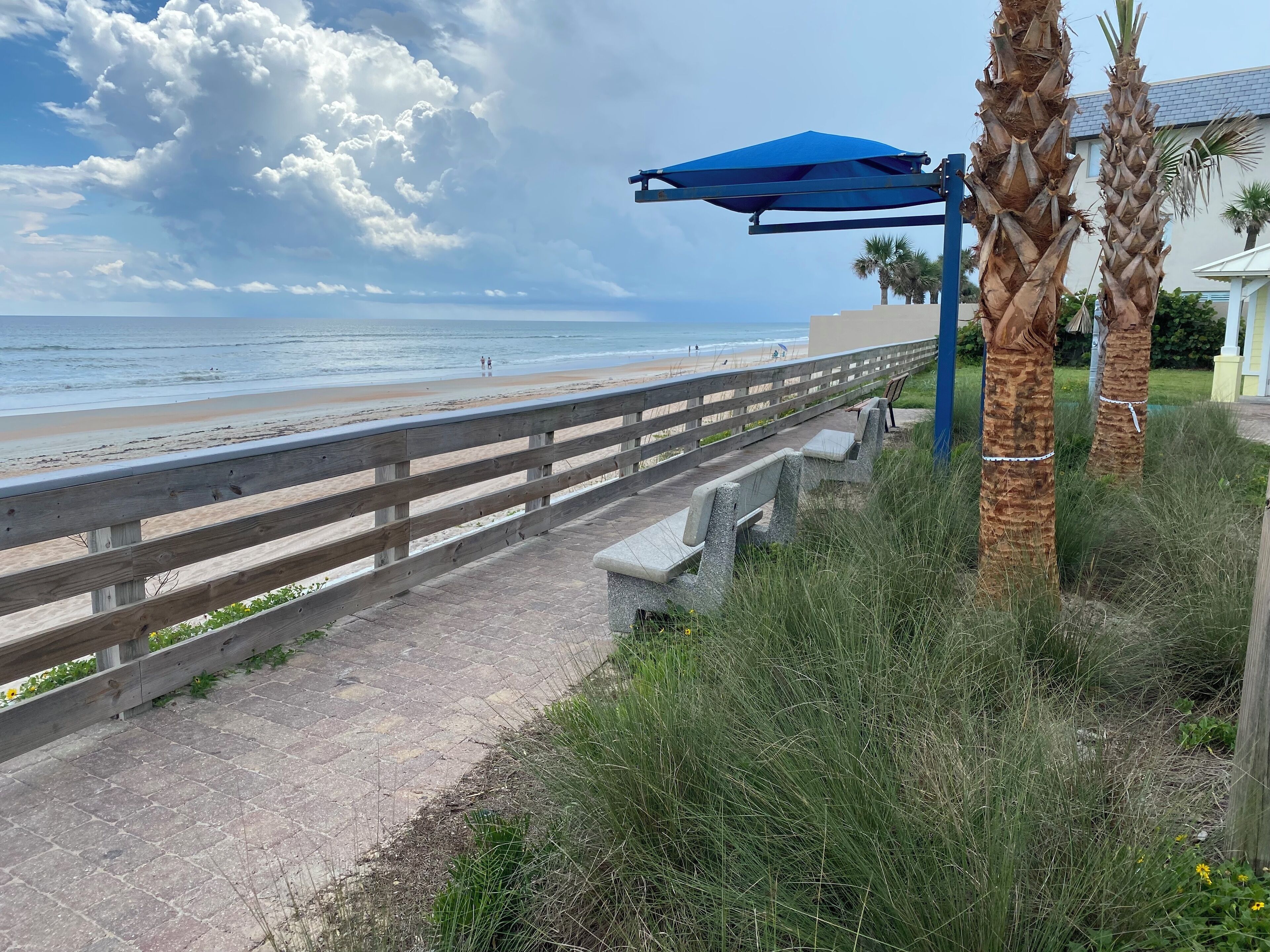 Beach nearby, sun loungers, beach towels