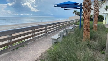 Plage à proximité, chaises longues, serviettes de plage