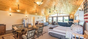 Olympic View room - King, Queen, full kitchen, Hot tub