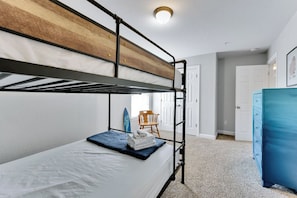 4 chambres, bureau, fer et planche à repasser, lit parapluie