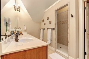 Ensemble baignoire-douche, serviettes fournies