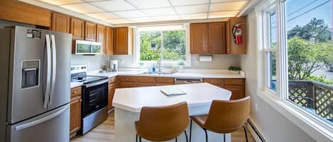 Réfrigérateur, four à micro-ondes, un four, surface de cuisson
